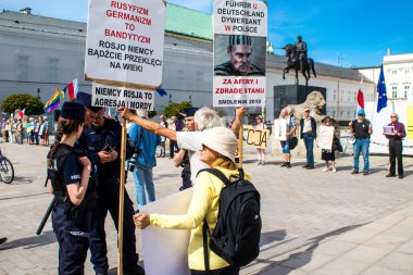 Polonya polisi, hükümet ve Polonya cumhurbaşkanı Andrzej Dudain aleyhindeki siyasi gösteriyi yakından izliyor. Eylemciler hükümeti antidemokratik yasaları uygulamakla suçluyorlar.