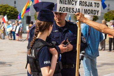 Polonya polisi, hükümet ve Polonya cumhurbaşkanı Andrzej Dudain aleyhindeki siyasi gösteriyi yakından izliyor. Eylemciler hükümeti antidemokratik yasaları uygulamakla suçluyorlar.