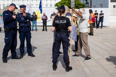 Polonya polisi, hükümet ve Polonya cumhurbaşkanı Andrzej Dudain aleyhindeki siyasi gösteriyi yakından izliyor. Eylemciler hükümeti antidemokratik yasaları uygulamakla suçluyorlar.