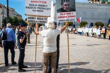 Polonya polisi, hükümet ve Polonya cumhurbaşkanı Andrzej Dudain aleyhindeki siyasi gösteriyi yakından izliyor. Eylemciler hükümeti antidemokratik yasaları uygulamakla suçluyorlar.