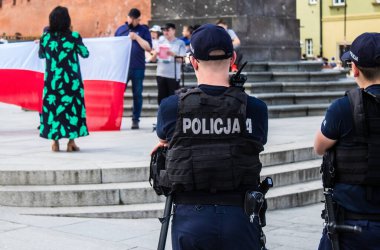 Polonya polisi, hükümet ve Polonya cumhurbaşkanı Andrzej Dudain aleyhindeki siyasi gösteriyi yakından izliyor. Eylemciler hükümeti antidemokratik yasaları uygulamakla suçluyorlar.