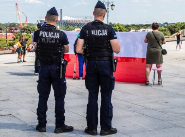 Polonya polisi, hükümet ve Polonya cumhurbaşkanı Andrzej Dudain aleyhindeki siyasi gösteriyi yakından izliyor. Eylemciler hükümeti antidemokratik yasaları uygulamakla suçluyorlar.