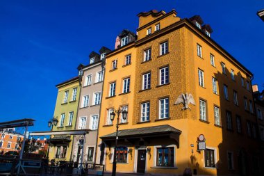 Varşova, Polonya - 28 Mayıs 2023 Stary Rynek civarındaki yenilenmiş ortaçağ binası, Eski Kent Pazarı. 2. Dünya Savaşı 'ndan sonra şehir kompleksi neredeyse tamamen yeniden inşa edildi..