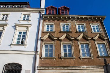 Varşova, Polonya - 28 Mayıs 2023 Stary Rynek civarındaki yenilenmiş ortaçağ binası, Eski Kent Pazarı. 2. Dünya Savaşı 'ndan sonra şehir kompleksi neredeyse tamamen yeniden inşa edildi..