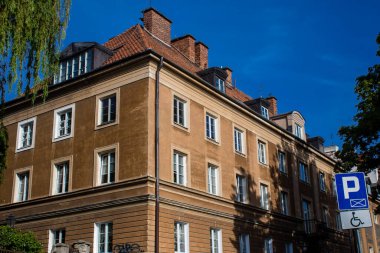 Varşova, Polonya - 28 Mayıs 2023 Stary Rynek civarındaki yenilenmiş ortaçağ binası, Eski Kent Pazarı. 2. Dünya Savaşı 'ndan sonra şehir kompleksi neredeyse tamamen yeniden inşa edildi..