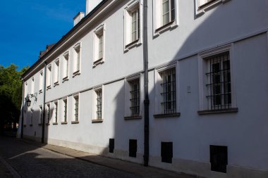 Varşova, Polonya - 28 Mayıs 2023 Stary Rynek civarındaki yenilenmiş ortaçağ binası, Eski Kent Pazarı. 2. Dünya Savaşı 'ndan sonra şehir kompleksi neredeyse tamamen yeniden inşa edildi..