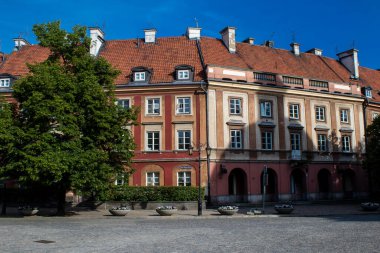 Varşova, Polonya - 28 Mayıs 2023 Stary Rynek civarındaki yenilenmiş ortaçağ binası, Eski Kent Pazarı. 2. Dünya Savaşı 'ndan sonra şehir kompleksi neredeyse tamamen yeniden inşa edildi..