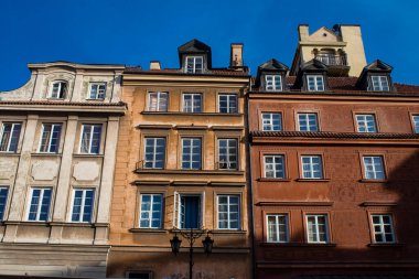 Varşova, Polonya - 28 Mayıs 2023 Stary Rynek civarındaki yenilenmiş ortaçağ binası, Eski Kent Pazarı. 2. Dünya Savaşı 'ndan sonra şehir kompleksi neredeyse tamamen yeniden inşa edildi..