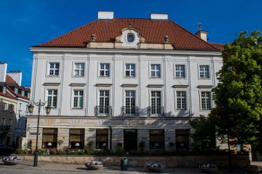 Varşova, Polonya - 28 Mayıs 2023 Stary Rynek civarındaki yenilenmiş ortaçağ binası, Eski Kent Pazarı. 2. Dünya Savaşı 'ndan sonra şehir kompleksi neredeyse tamamen yeniden inşa edildi..