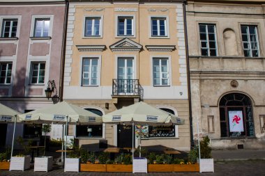 Varşova, Polonya - 28 Mayıs 2023 Stary Rynek civarındaki yenilenmiş ortaçağ binası, Eski Kent Pazarı. 2. Dünya Savaşı 'ndan sonra şehir kompleksi neredeyse tamamen yeniden inşa edildi..