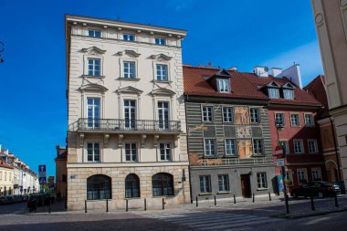 Varşova, Polonya - 28 Mayıs 2023 Stary Rynek civarındaki yenilenmiş ortaçağ binası, Eski Kent Pazarı. 2. Dünya Savaşı 'ndan sonra şehir kompleksi neredeyse tamamen yeniden inşa edildi..