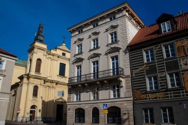 Varşova, Polonya - 28 Mayıs 2023 Stary Rynek civarındaki yenilenmiş ortaçağ binası, Eski Kent Pazarı. 2. Dünya Savaşı 'ndan sonra şehir kompleksi neredeyse tamamen yeniden inşa edildi..