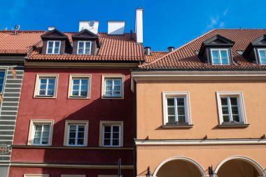 Varşova, Polonya - 28 Mayıs 2023 Stary Rynek civarındaki yenilenmiş ortaçağ binası, Eski Kent Pazarı. 2. Dünya Savaşı 'ndan sonra şehir kompleksi neredeyse tamamen yeniden inşa edildi..