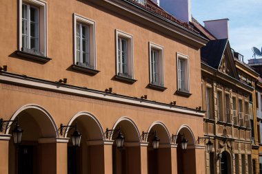 Varşova, Polonya - 28 Mayıs 2023 Stary Rynek civarındaki yenilenmiş ortaçağ binası, Eski Kent Pazarı. 2. Dünya Savaşı 'ndan sonra şehir kompleksi neredeyse tamamen yeniden inşa edildi..