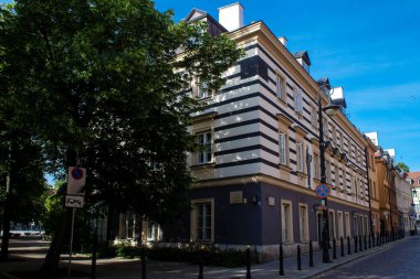 Varşova, Polonya - 28 Mayıs 2023 Stary Rynek civarındaki yenilenmiş ortaçağ binası, Eski Kent Pazarı. 2. Dünya Savaşı 'ndan sonra şehir kompleksi neredeyse tamamen yeniden inşa edildi..