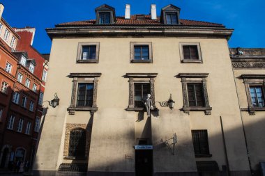 Varşova, Polonya - 28 Mayıs 2023 Stary Rynek civarındaki yenilenmiş ortaçağ binası, Eski Kent Pazarı. 2. Dünya Savaşı 'ndan sonra şehir kompleksi neredeyse tamamen yeniden inşa edildi..