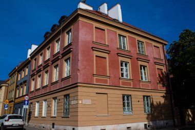 Varşova, Polonya - 28 Mayıs 2023 Stary Rynek civarındaki yenilenmiş ortaçağ binası, Eski Kent Pazarı. 2. Dünya Savaşı 'ndan sonra şehir kompleksi neredeyse tamamen yeniden inşa edildi..