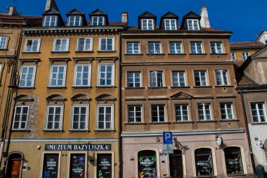 Varşova, Polonya - 28 Mayıs 2023 Stary Rynek civarındaki yenilenmiş ortaçağ binası, Eski Kent Pazarı. 2. Dünya Savaşı 'ndan sonra şehir kompleksi neredeyse tamamen yeniden inşa edildi..