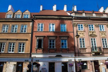 Varşova, Polonya - 28 Mayıs 2023 Stary Rynek civarındaki yenilenmiş ortaçağ binası, Eski Kent Pazarı. 2. Dünya Savaşı 'ndan sonra şehir kompleksi neredeyse tamamen yeniden inşa edildi..