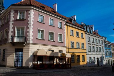 Varşova, Polonya - 28 Mayıs 2023 Stary Rynek civarındaki yenilenmiş ortaçağ binası, Eski Kent Pazarı. 2. Dünya Savaşı 'ndan sonra şehir kompleksi neredeyse tamamen yeniden inşa edildi..