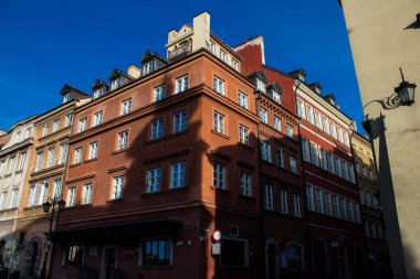 Varşova, Polonya - 28 Mayıs 2023 Stary Rynek civarındaki yenilenmiş ortaçağ binası, Eski Kent Pazarı. 2. Dünya Savaşı 'ndan sonra şehir kompleksi neredeyse tamamen yeniden inşa edildi..