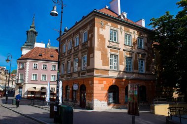 Varşova, Polonya - 28 Mayıs 2023 Stary Rynek civarındaki yenilenmiş ortaçağ binası, Eski Kent Pazarı. 2. Dünya Savaşı 'ndan sonra şehir kompleksi neredeyse tamamen yeniden inşa edildi..