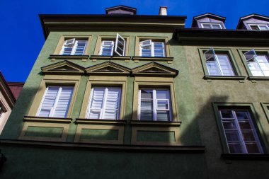 Varşova, Polonya - 28 Mayıs 2023 Stary Rynek civarındaki yenilenmiş ortaçağ binası, Eski Kent Pazarı. 2. Dünya Savaşı 'ndan sonra şehir kompleksi neredeyse tamamen yeniden inşa edildi..