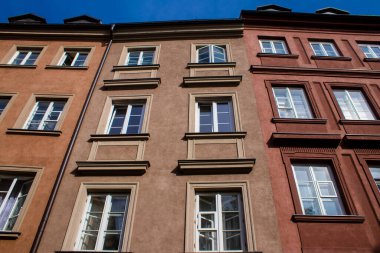 Varşova, Polonya - 28 Mayıs 2023 Stary Rynek civarındaki yenilenmiş ortaçağ binası, Eski Kent Pazarı. 2. Dünya Savaşı 'ndan sonra şehir kompleksi neredeyse tamamen yeniden inşa edildi..