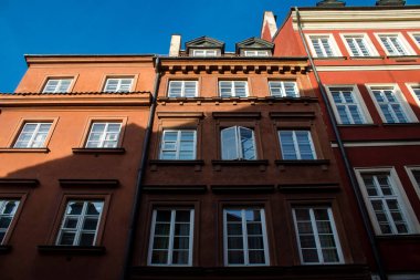 Varşova, Polonya - 28 Mayıs 2023 Stary Rynek civarındaki yenilenmiş ortaçağ binası, Eski Kent Pazarı. 2. Dünya Savaşı 'ndan sonra şehir kompleksi neredeyse tamamen yeniden inşa edildi..