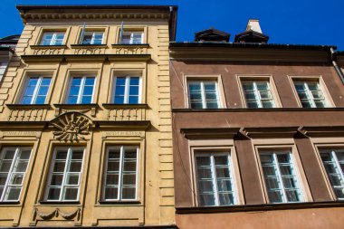 Varşova, Polonya - 28 Mayıs 2023 Stary Rynek civarındaki yenilenmiş ortaçağ binası, Eski Kent Pazarı. 2. Dünya Savaşı 'ndan sonra şehir kompleksi neredeyse tamamen yeniden inşa edildi..