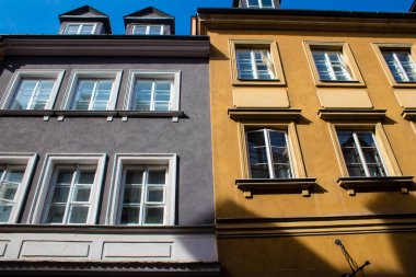 Varşova, Polonya - 28 Mayıs 2023 Stary Rynek civarındaki yenilenmiş ortaçağ binası, Eski Kent Pazarı. 2. Dünya Savaşı 'ndan sonra şehir kompleksi neredeyse tamamen yeniden inşa edildi..