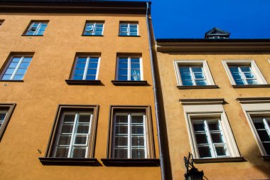 Varşova, Polonya - 28 Mayıs 2023 Stary Rynek civarındaki yenilenmiş ortaçağ binası, Eski Kent Pazarı. 2. Dünya Savaşı 'ndan sonra şehir kompleksi neredeyse tamamen yeniden inşa edildi..