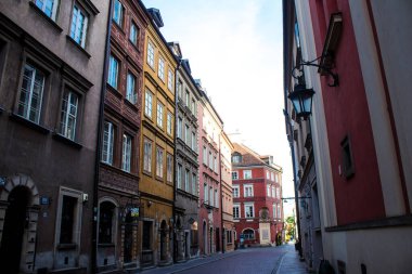 Varşova, Polonya - 28 Mayıs 2023 Stary Rynek civarındaki yenilenmiş ortaçağ binası, Eski Kent Pazarı. 2. Dünya Savaşı 'ndan sonra şehir kompleksi neredeyse tamamen yeniden inşa edildi..