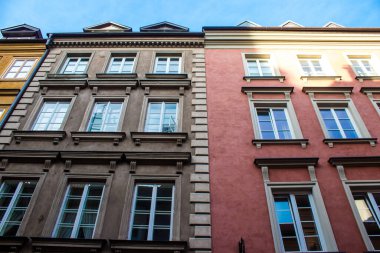 Varşova, Polonya - 28 Mayıs 2023 Stary Rynek civarındaki yenilenmiş ortaçağ binası, Eski Kent Pazarı. 2. Dünya Savaşı 'ndan sonra şehir kompleksi neredeyse tamamen yeniden inşa edildi..