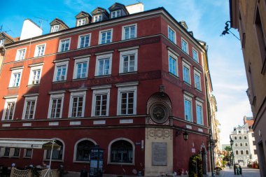 Varşova, Polonya - 28 Mayıs 2023 Stary Rynek civarındaki yenilenmiş ortaçağ binası, Eski Kent Pazarı. 2. Dünya Savaşı 'ndan sonra şehir kompleksi neredeyse tamamen yeniden inşa edildi..