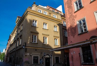 Varşova, Polonya - 28 Mayıs 2023 Stary Rynek civarındaki yenilenmiş ortaçağ binası, Eski Kent Pazarı. 2. Dünya Savaşı 'ndan sonra şehir kompleksi neredeyse tamamen yeniden inşa edildi..