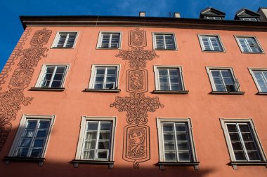 Varşova, Polonya - 28 Mayıs 2023 Stary Rynek civarındaki yenilenmiş ortaçağ binası, Eski Kent Pazarı. 2. Dünya Savaşı 'ndan sonra şehir kompleksi neredeyse tamamen yeniden inşa edildi..