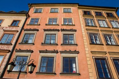 Varşova, Polonya - 28 Mayıs 2023 Stary Rynek civarındaki yenilenmiş ortaçağ binası, Eski Kent Pazarı. 2. Dünya Savaşı 'ndan sonra şehir kompleksi neredeyse tamamen yeniden inşa edildi..