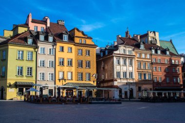 Varşova, Polonya - 28 Mayıs 2023 Stary Rynek civarındaki yenilenmiş ortaçağ binası, Eski Kent Pazarı. 2. Dünya Savaşı 'ndan sonra şehir kompleksi neredeyse tamamen yeniden inşa edildi..