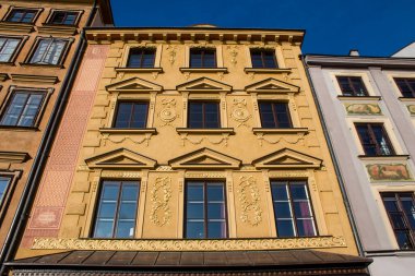 Varşova, Polonya - 28 Mayıs 2023 Stary Rynek civarındaki yenilenmiş ortaçağ binası, Eski Kent Pazarı. 2. Dünya Savaşı 'ndan sonra şehir kompleksi neredeyse tamamen yeniden inşa edildi..