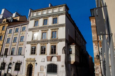 Varşova, Polonya - 28 Mayıs 2023 Stary Rynek civarındaki yenilenmiş ortaçağ binası, Eski Kent Pazarı. 2. Dünya Savaşı 'ndan sonra şehir kompleksi neredeyse tamamen yeniden inşa edildi..