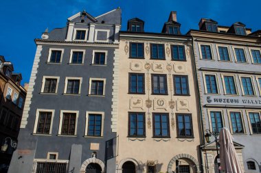 Varşova, Polonya - 28 Mayıs 2023 Stary Rynek civarındaki yenilenmiş ortaçağ binası, Eski Kent Pazarı. 2. Dünya Savaşı 'ndan sonra şehir kompleksi neredeyse tamamen yeniden inşa edildi..