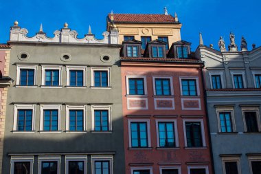 Varşova, Polonya - 28 Mayıs 2023 Stary Rynek civarındaki yenilenmiş ortaçağ binası, Eski Kent Pazarı. 2. Dünya Savaşı 'ndan sonra şehir kompleksi neredeyse tamamen yeniden inşa edildi..