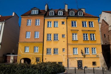 Varşova, Polonya - 28 Mayıs 2023 Stary Rynek civarındaki yenilenmiş ortaçağ binası, Eski Kent Pazarı. 2. Dünya Savaşı 'ndan sonra şehir kompleksi neredeyse tamamen yeniden inşa edildi..