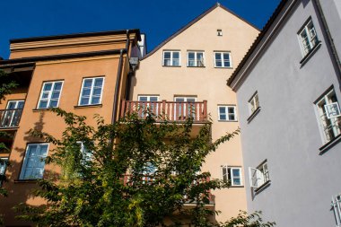 Varşova, Polonya - 28 Mayıs 2023 Stary Rynek civarındaki yenilenmiş ortaçağ binası, Eski Kent Pazarı. 2. Dünya Savaşı 'ndan sonra şehir kompleksi neredeyse tamamen yeniden inşa edildi..