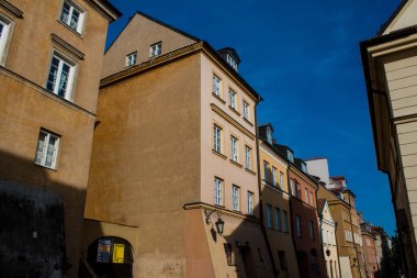 Varşova, Polonya - 28 Mayıs 2023 Stary Rynek civarındaki yenilenmiş ortaçağ binası, Eski Kent Pazarı. 2. Dünya Savaşı 'ndan sonra şehir kompleksi neredeyse tamamen yeniden inşa edildi..