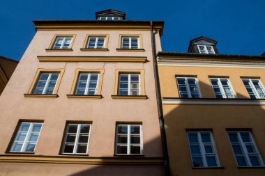 Varşova, Polonya - 28 Mayıs 2023 Stary Rynek civarındaki yenilenmiş ortaçağ binası, Eski Kent Pazarı. 2. Dünya Savaşı 'ndan sonra şehir kompleksi neredeyse tamamen yeniden inşa edildi..