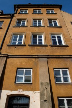 Varşova, Polonya - 28 Mayıs 2023 Stary Rynek civarındaki yenilenmiş ortaçağ binası, Eski Kent Pazarı. 2. Dünya Savaşı 'ndan sonra şehir kompleksi neredeyse tamamen yeniden inşa edildi..