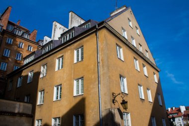Varşova, Polonya - 28 Mayıs 2023 Stary Rynek civarındaki yenilenmiş ortaçağ binası, Eski Kent Pazarı. 2. Dünya Savaşı 'ndan sonra şehir kompleksi neredeyse tamamen yeniden inşa edildi..