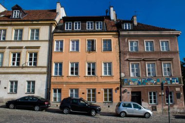 Varşova, Polonya - 28 Mayıs 2023 Stary Rynek civarındaki yenilenmiş ortaçağ binası, Eski Kent Pazarı. 2. Dünya Savaşı 'ndan sonra şehir kompleksi neredeyse tamamen yeniden inşa edildi..